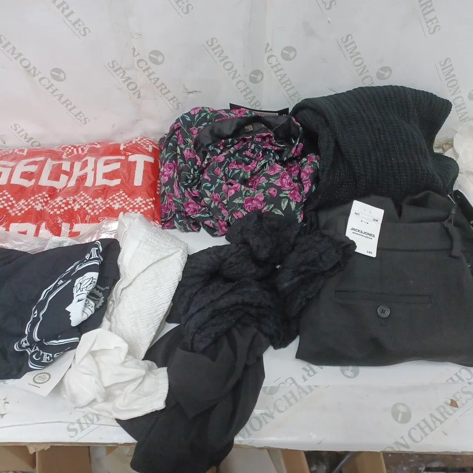 LARGE BOX OF ASSORTED CLOTHING PIECES TO INCLUDE PANTS, JUMPERS, AND JEANS ETC 