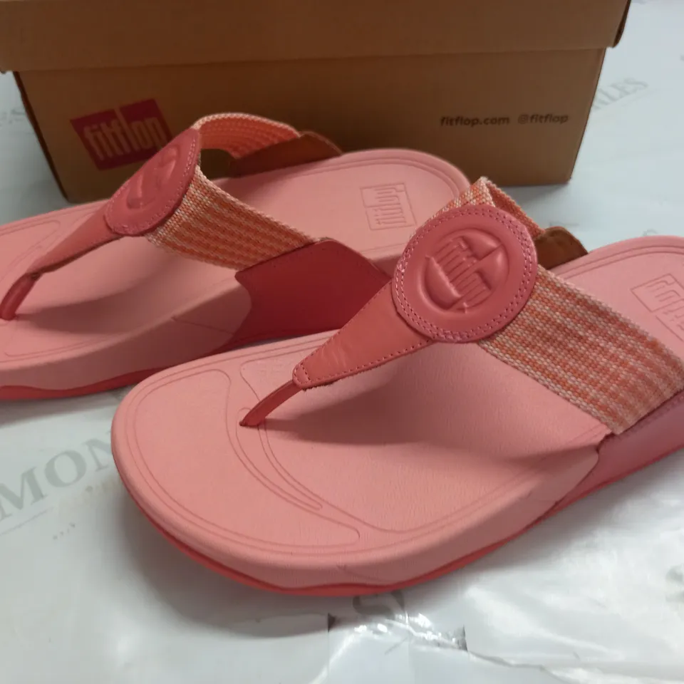 BOXED PAIR OF FITFLOPS WALKSTAR FINESTRIPE TOE-POST SANDALS IN CORAL - UK 7 