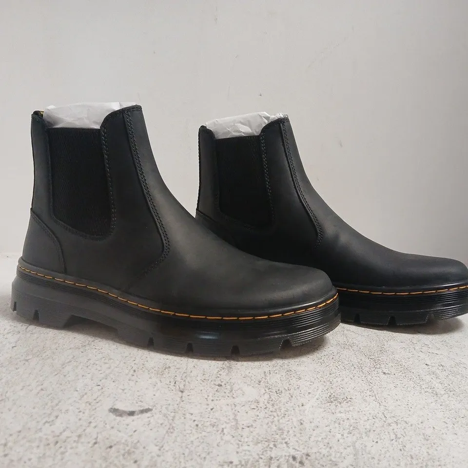 BOXED PAIR OF DR MARTENS EMBURY BOOTS IN BLACK SIZE UK 9