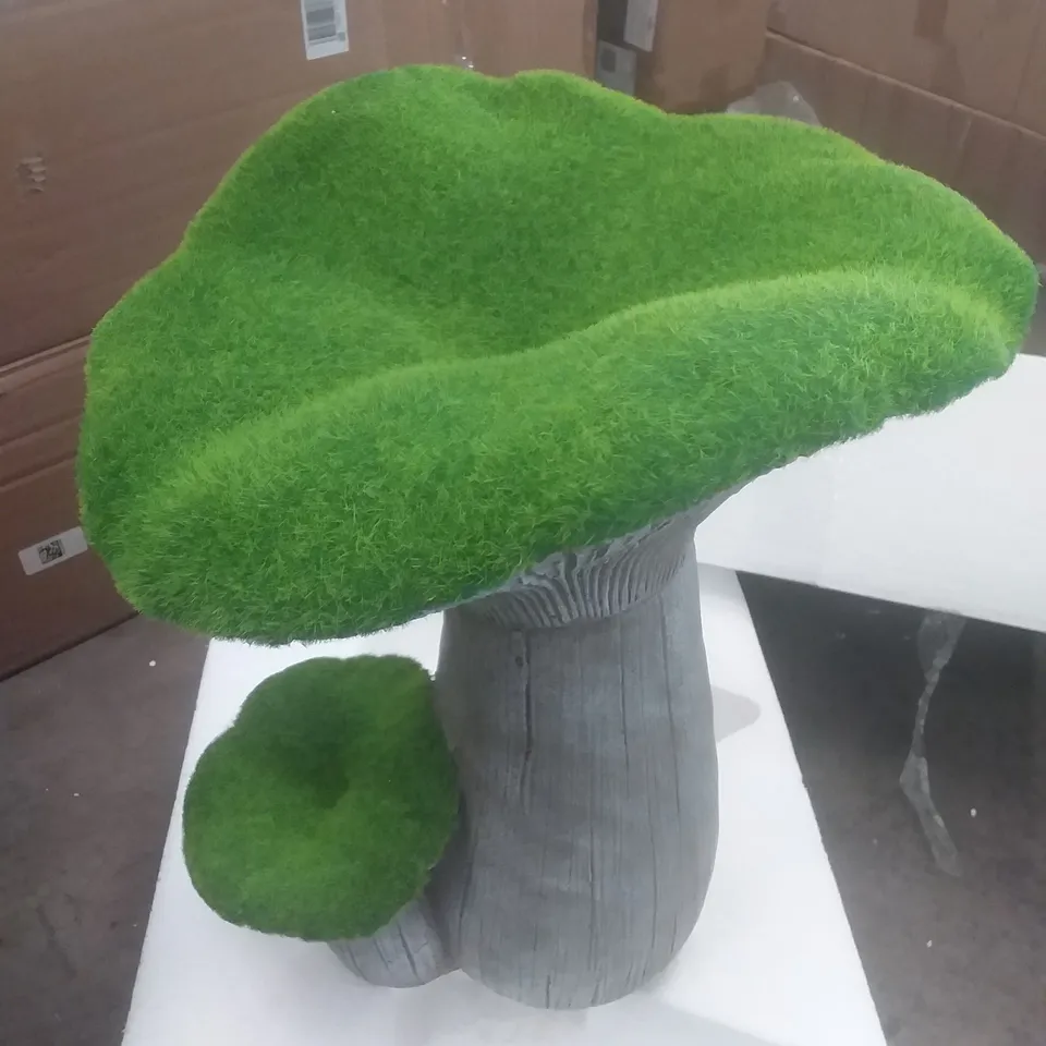 BOXED FAUX MOSS TOADSTOOL