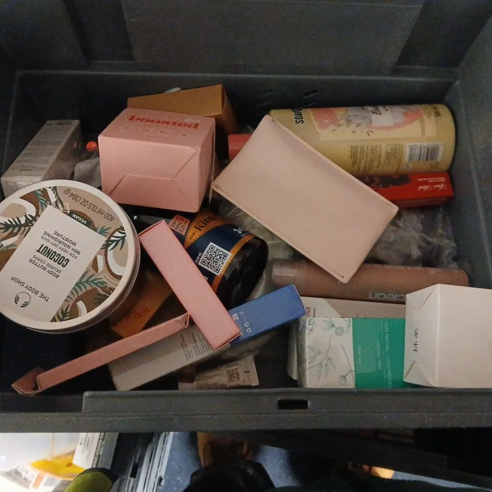 APPROXIMATEY 20 ASSORTED HEALTH AND BEAUTY PRODUCTS TO INCLUDE - ALPECIN CAFFEINE SHAMPOO - SOAP & GLORY BODY WASH AND KENT SHAVING CREAM