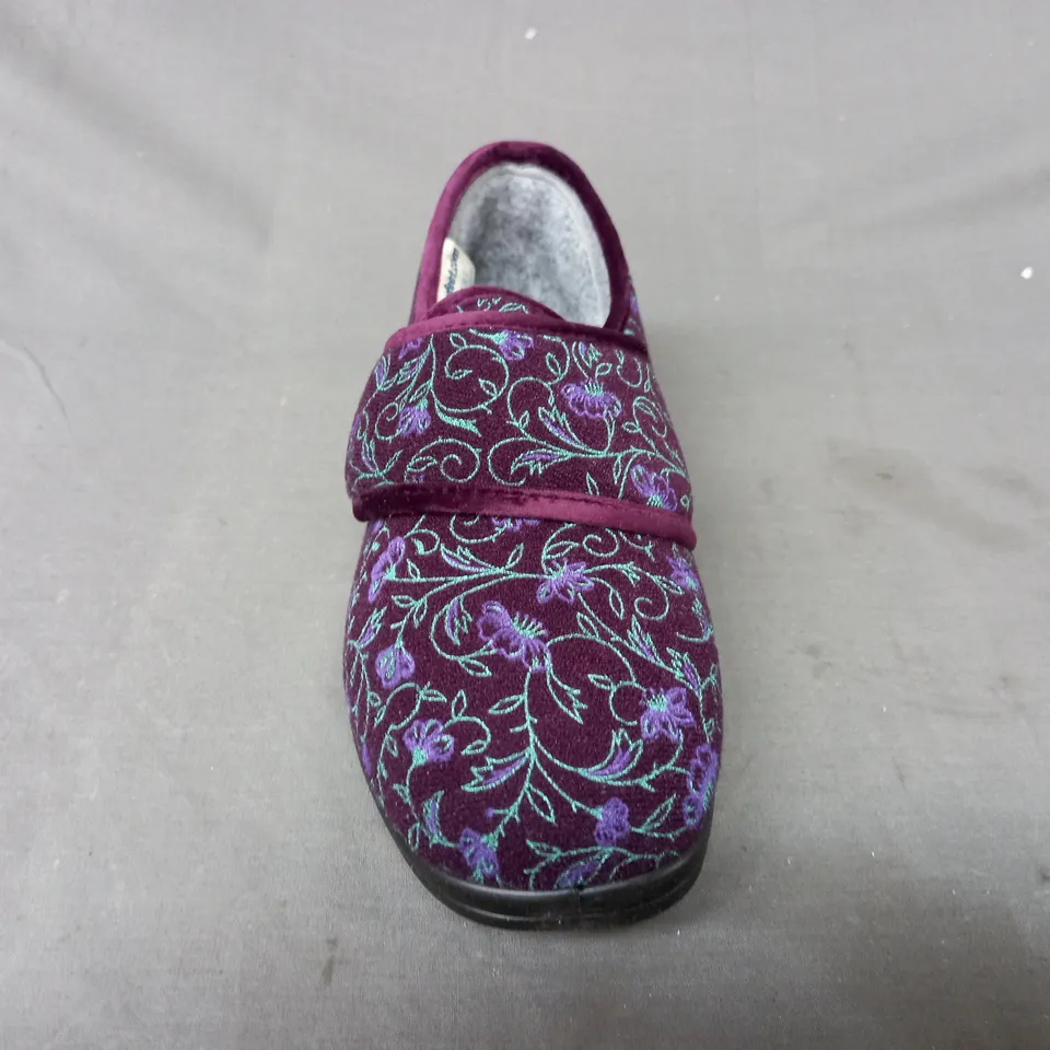 BOXED PAIR OF COSYFEET EXTRA ROOMY SLIPPERS IN PLUM W. FLORAL DESIGN UK SIZE 8