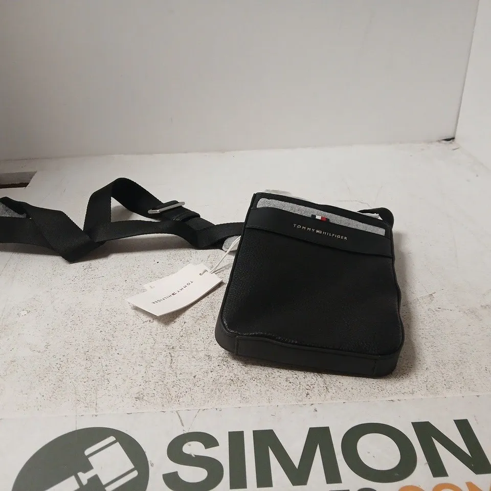 TOMMY HILFIGER BLACK LEATHER CROSSBODY BAG