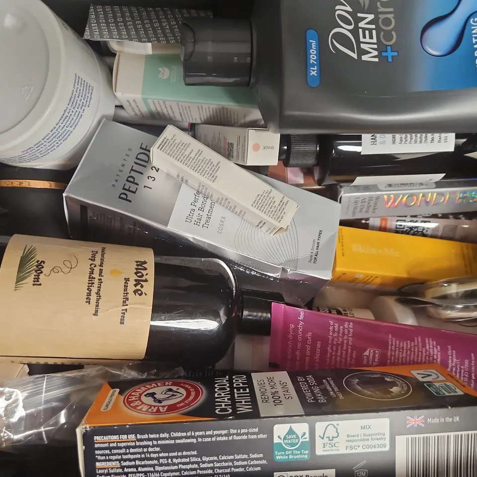 APPROXIMATELY 10 ASSORTED COSMETIC ITEMS TO INCLUDE SHEGLAM, ELASTOPLAST, ETC - COLLECTION ONLY