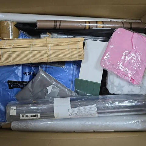 APPROXIMATELY 20 ASSORTED HOUSEHOLD PRODUCTS TO INCLUDE PILLOWCASE PAIR, WALLPAPER, BIRD HOUSE, ETC - COLLECTION ONLY