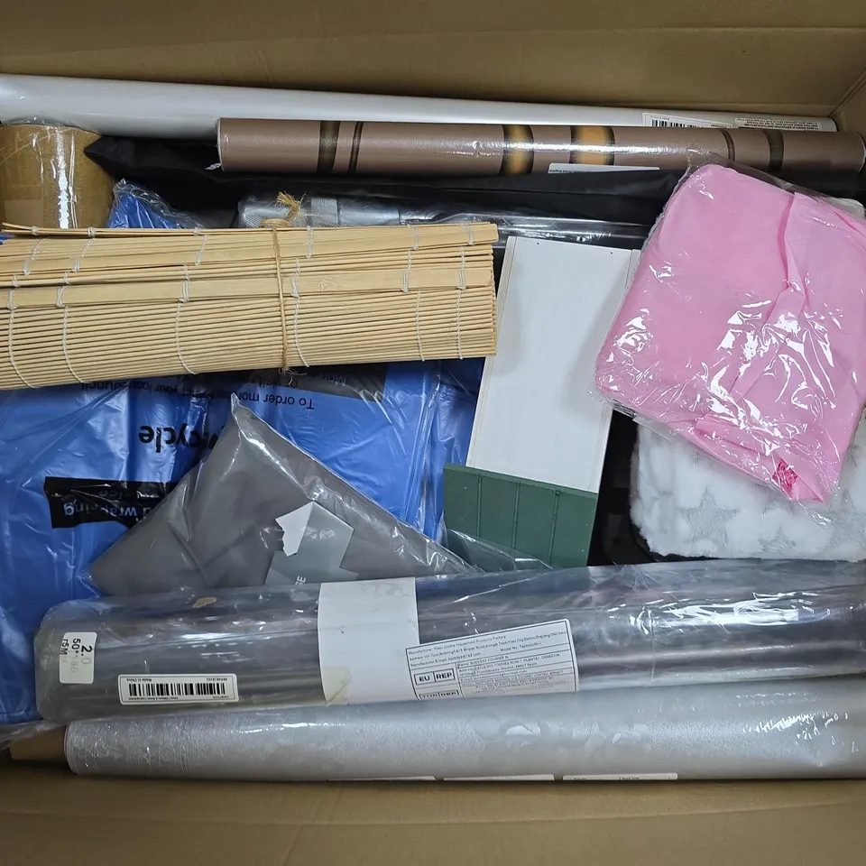 APPROXIMATELY 20 ASSORTED HOUSEHOLD PRODUCTS TO INCLUDE PILLOWCASE PAIR, WALLPAPER, BIRD HOUSE, ETC - COLLECTION ONLY