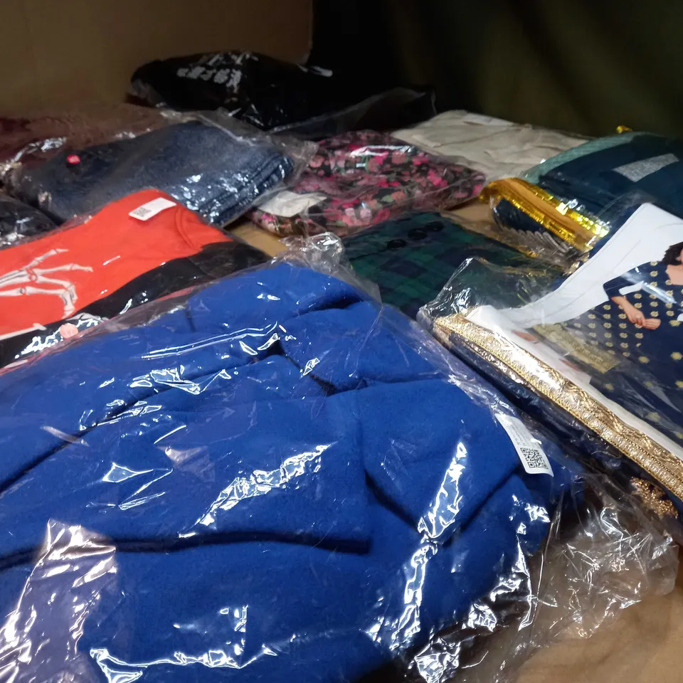 LOT OF APPROX 25 ASSORTED CLOTHING ITEMS VARYING IN SIZE/COLOUR/STYLE TO INCLUDE: TROUSERS, SKIRTS, TOPS