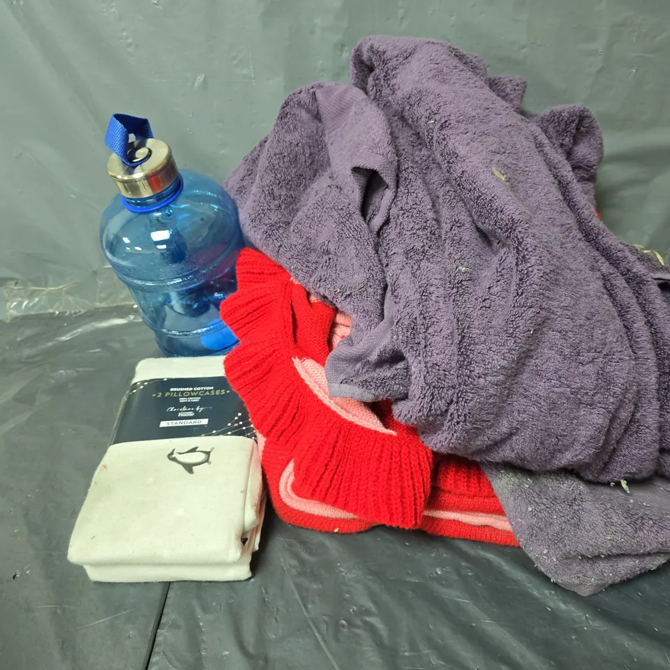 APPROXIMATELY 12 ASSORTED HOMEWARE ITEMS TO INCLUDE TOWELS, 1L GYM BOTTLE, PILLOWCASES, ETC