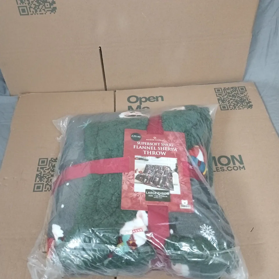 GAVENO CAVALIA SUPERSOFT SNUG FLANNEL SHERPA THROW – LARGE 150 X 230 CM (GREEN WITH RED TRIM)
