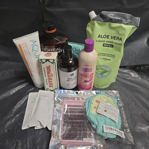 APPROXIMATEY 20 ASSORTED HEALTH AND BEAUTY PRODUCTS TO INCLUDE - AUSSIE SHAMPOO - ORDO SONIC BRUSH HEAD - CHILD'S FARM BABY MOISTURISER - ETC