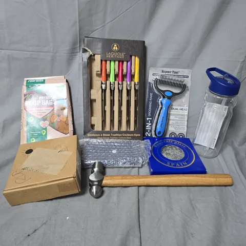 APPROXIMATELY 12 ASSORTED HOUSEHOLD ITEMS TO INCLUDE SPAIN SOUVENIR PLATE, STEAK KNIVES, 2-IN-1 GROOMING RAKE, ETC