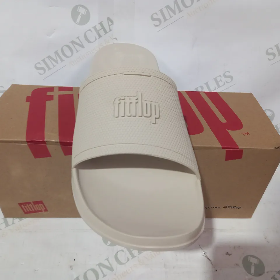 BOXED PAIR OF FITFLOP IQUSHION SLIDERS IN CREAM UK SIZE 8