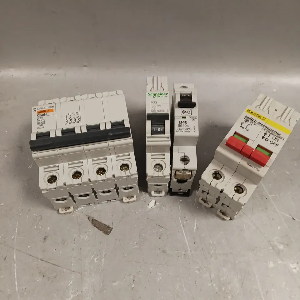 APPROXIMATELY 30 ASSORTED BREAKER SWITCHES - COLLECTION ONLY 