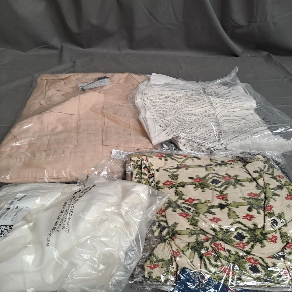 BOX OF APPROXIMATELY 20 ASSORTED CLOTHING AND FASHION ITEMS IN VARIOUS STYLES AND SIZES TO INCLUDE TOPS , DRESSES , JEANS , ETC