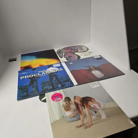 APPROXIMATELY 14 ASSORTED VINYL LP INCLUDING WET LEG , THE PROCLAIMERS AND MAGGIE RODGERS