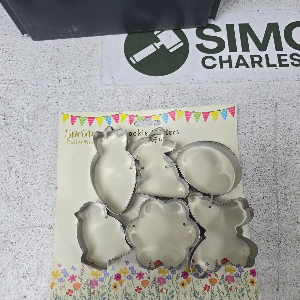 TOTE OF APPROXIMATELY 12 ASSORTED ITEMS TO INCLUDE: COOKIE CUTTERS