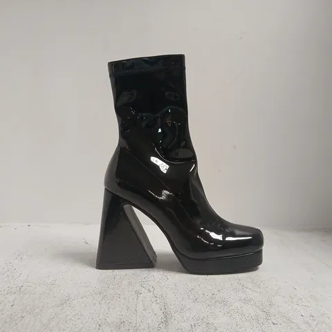 BOXED PAIR OF LAMODA HIGH BLOCK HEEL BOOTS IN GLOSSY BLACK SIZE UK 7