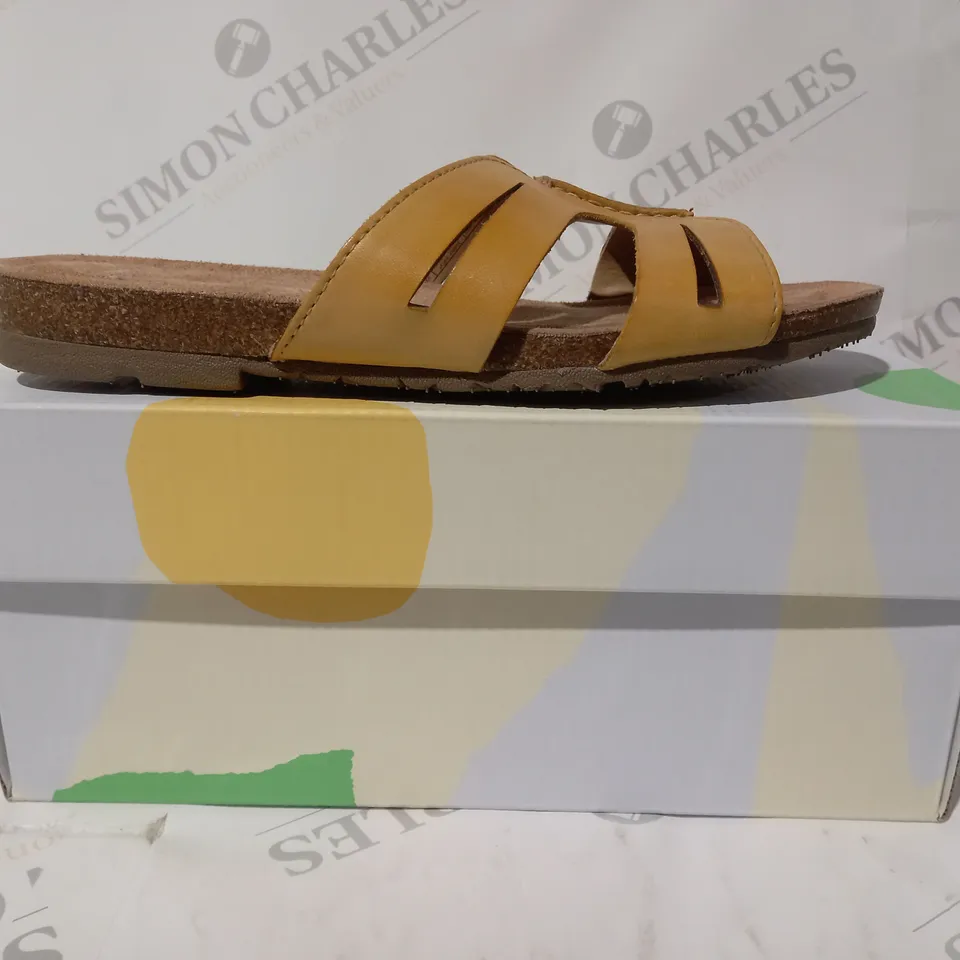 BOXED PAIR OF EARTH ORIGINS OPEN TOE SANDALS IN TAN UK SIZE 3