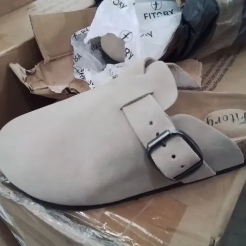 PAIR OF SOFT FELT SANDALS (SIZE UNSPECIFIED)