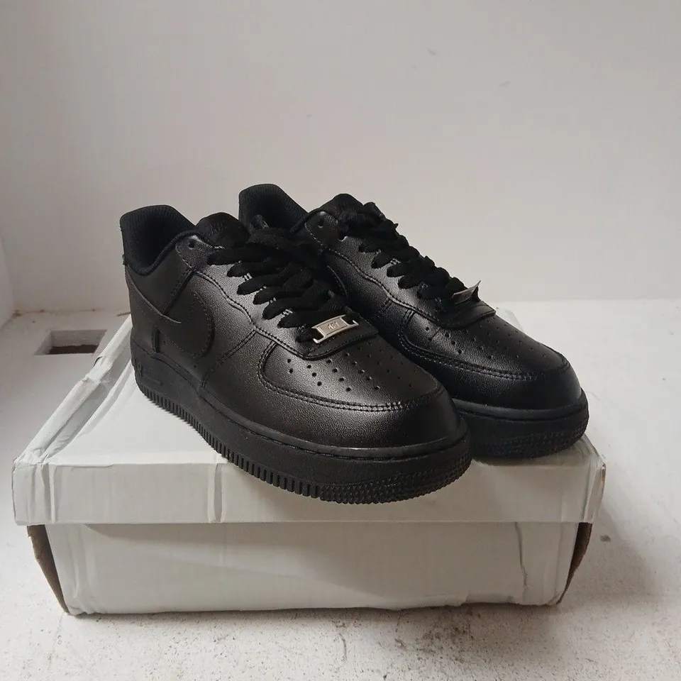 NIKE AIR FORCE 1 BLACK TRAINERS – UK 6