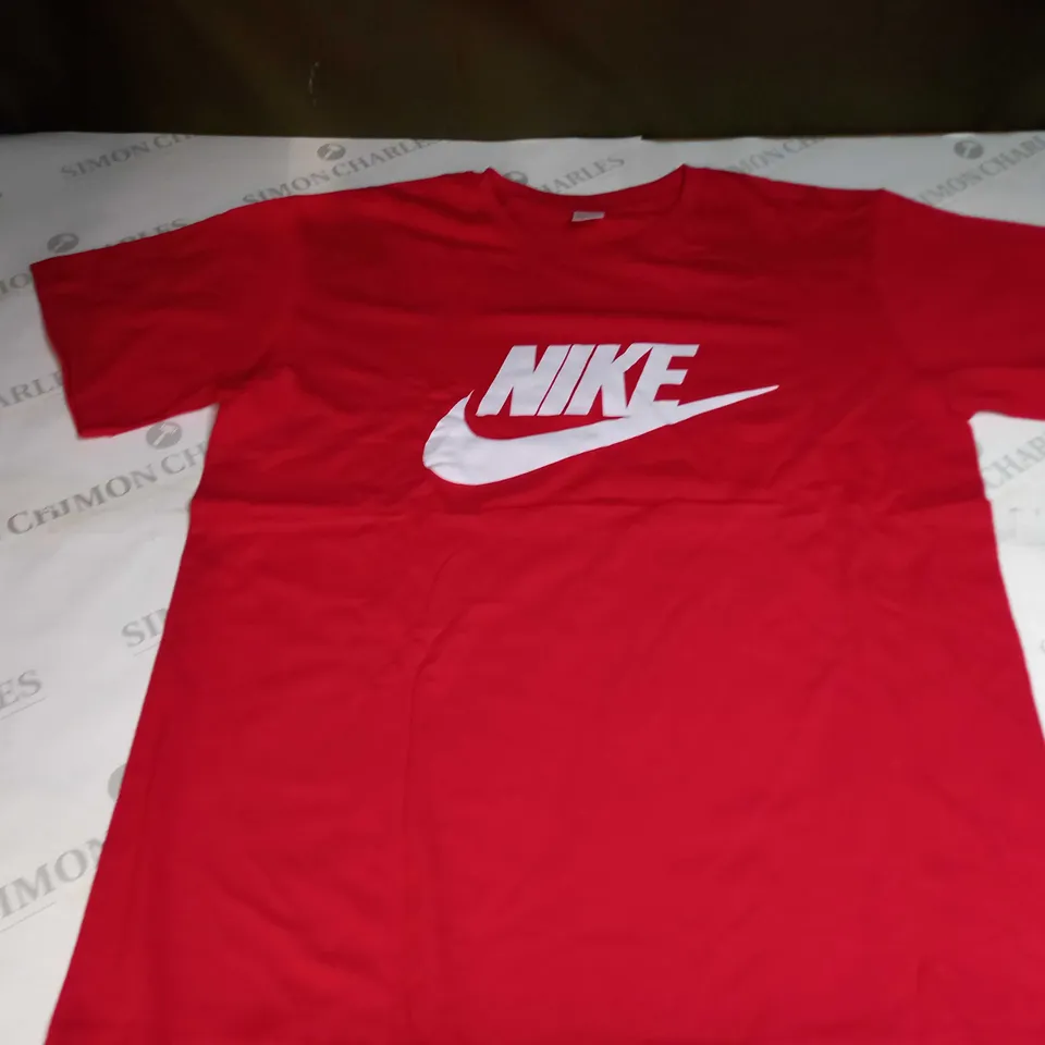 NIKE LOGO ROUND NECK T-SHIRT IN RED - XL