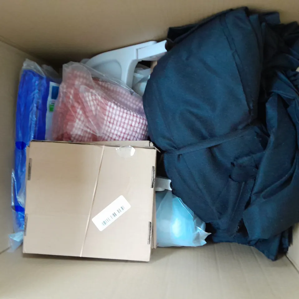 BOX OF APPROXIMATELY 15 ASSORTED HOUSEHOLD ITEMS TO INCLUDE DOCK&BAY PONCHO, ECOSUSI HANDBAG, AND WALLPAPER ROOL ETC. 