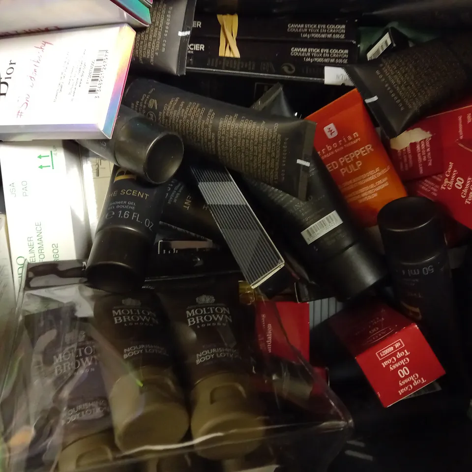 LOT OF APPROXIMATELY 30 DESIGNER COSMETIC ITEMS, TO INCLUDE BENEFIT, CARTIER SAMPLES, DIOR SAMPLES, URBAN DECAY, ETC