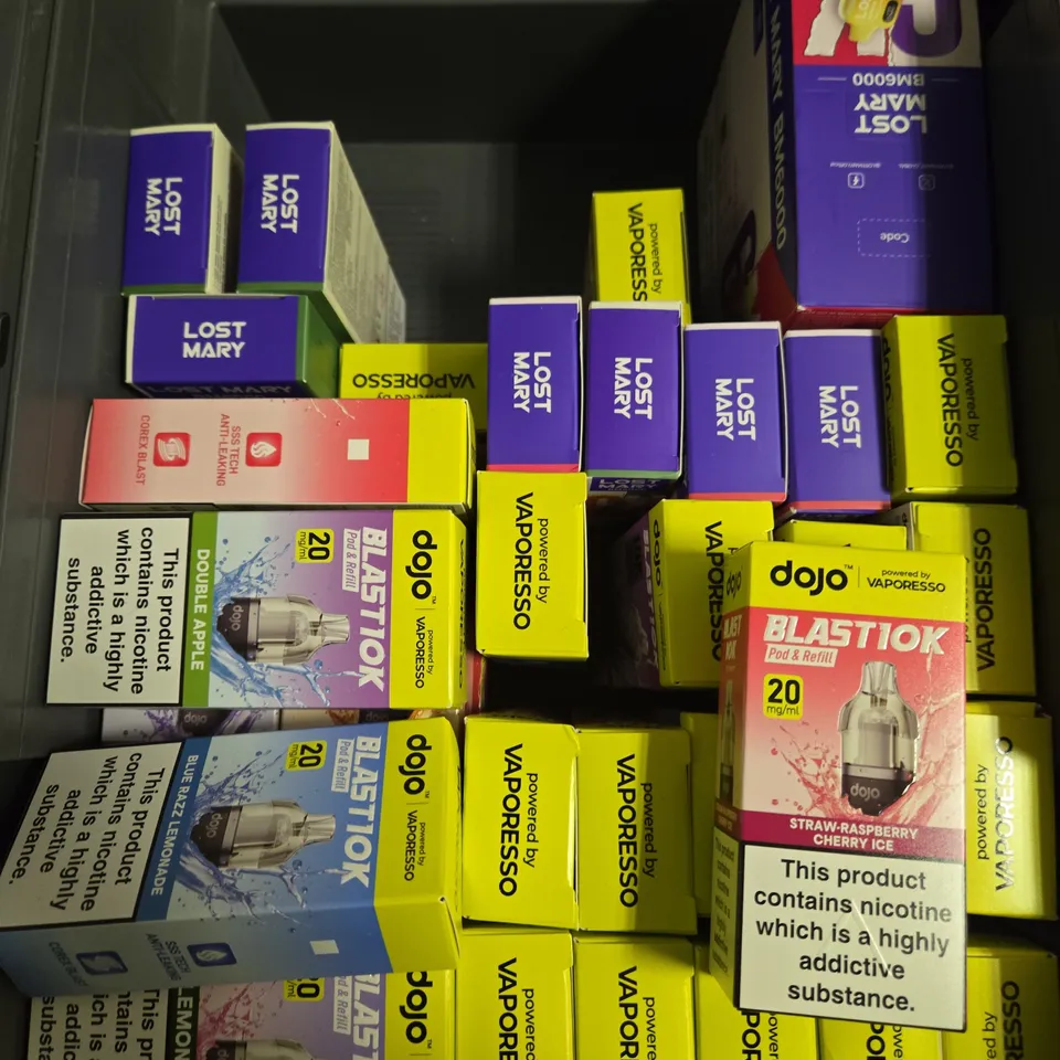 APPROXIMATELY 15 ASSORTED E-CIGARETTE & VAPING ITEMS IN VARIOUS BRANDS 