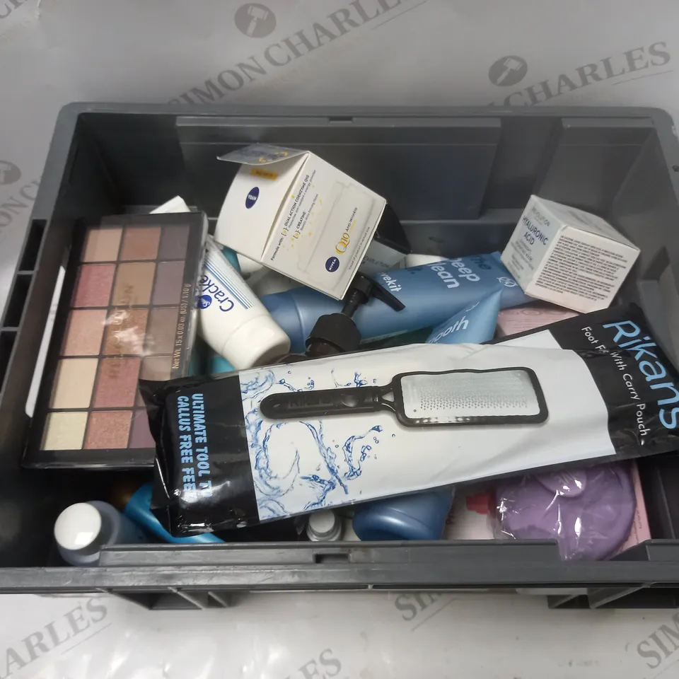 APPROXIMATLEY 20 COSMETICS ITEMS TO INCLUDE REVOLUTION MAN HYDRATING SERUM (30ml), RIMMEL LONDON LASTING RADIANCE MED COVERAGE FOUNDATION 200 BEIGE (30ml), REVOLUTION HYALURONIC ACIDS HYDRATING MASK (