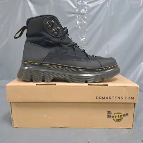 BOXED PAIR OF DR MARTENS BOURY BOOTS IN BLACK SIZE UK 7