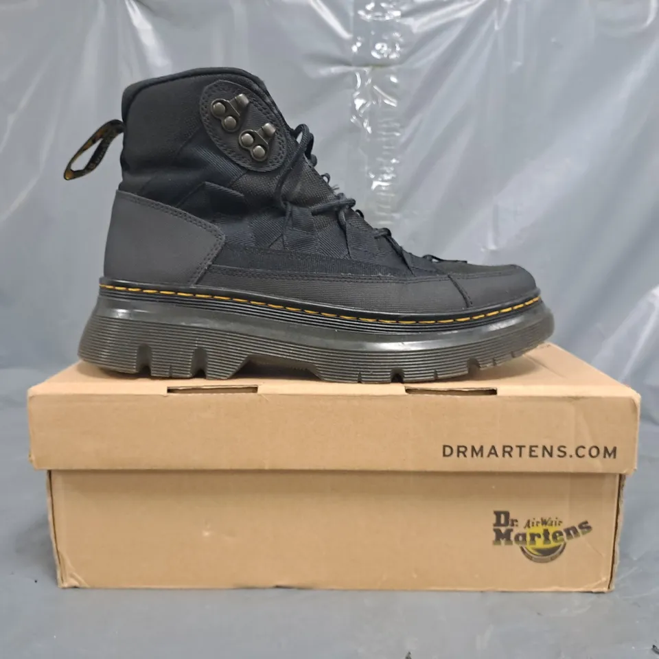 BOXED PAIR OF DR MARTENS BOURY BOOTS IN BLACK SIZE UK 7