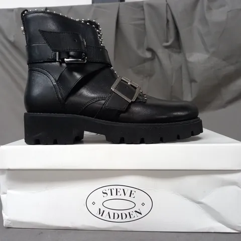 BOXED PAIR OF STEVE MADDEN HOOFY LEATHER ANKLE BOOTS IN BLACK EU SIZE 36