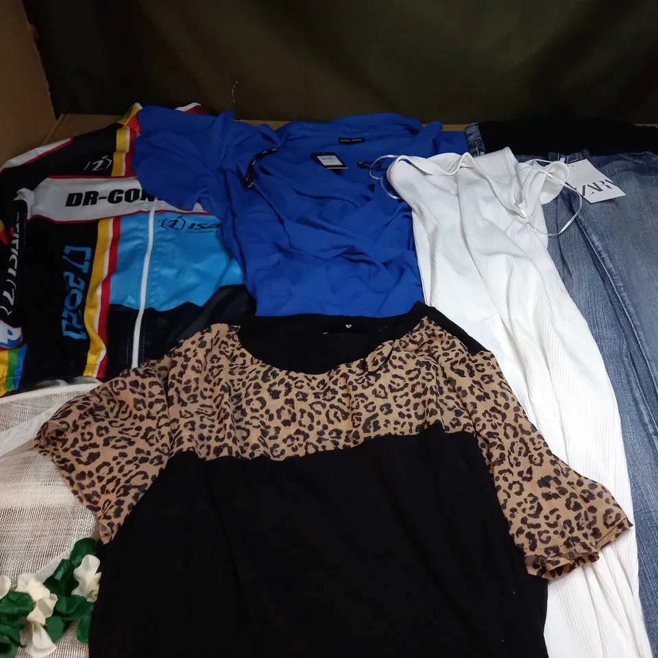 LARGE QUANTITY OF ASSORTED CLOTHING TO INCLUDE DRESSES, JUMPERS, SHORTS, T-SHIRTS, ETC