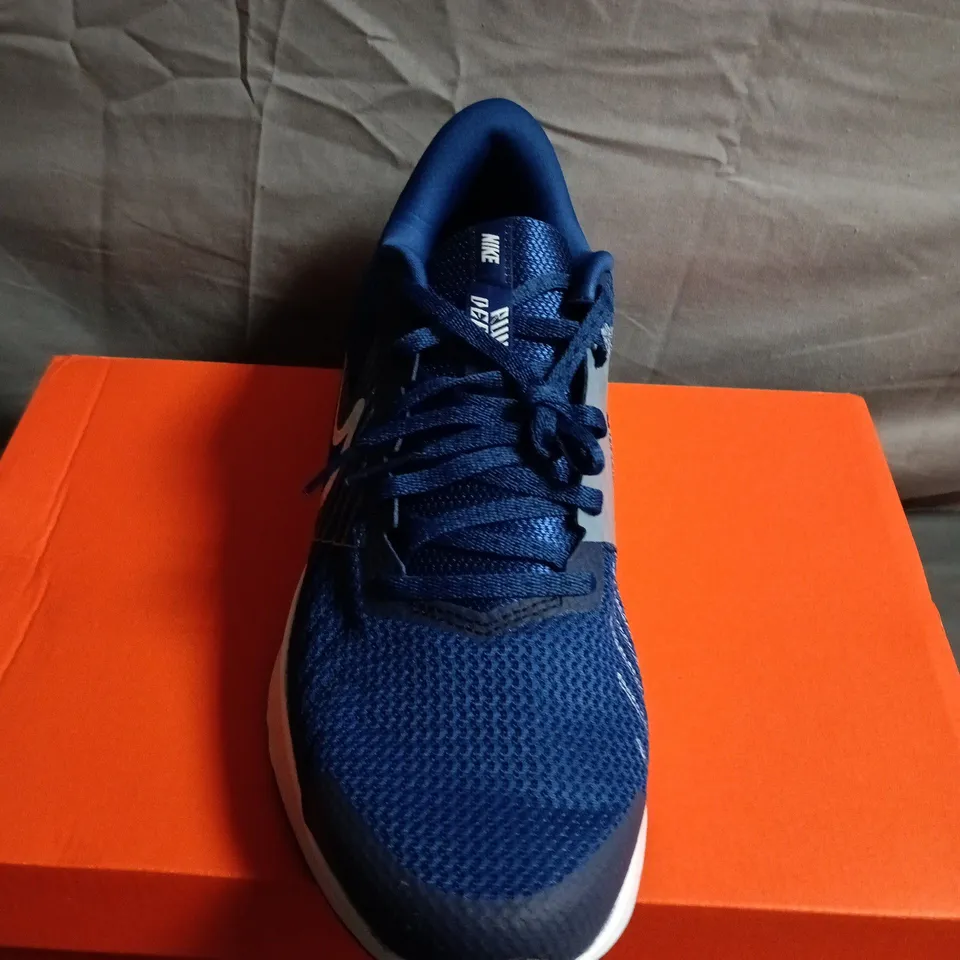 BOXED PAIR OF NIKE RUN DEFY RUNNING SHOES – UK SIZE 10