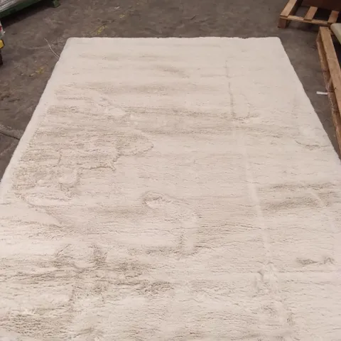 QUALITY DESIGNER AREA RUG - APPROXIMATELY 290CM X 205CM