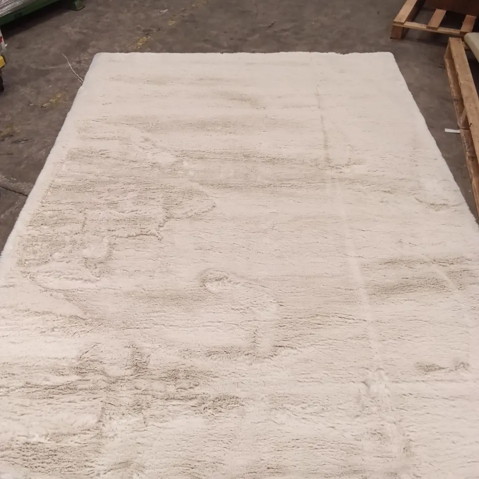 QUALITY DESIGNER AREA RUG - APPROXIMATELY 290CM X 205CM