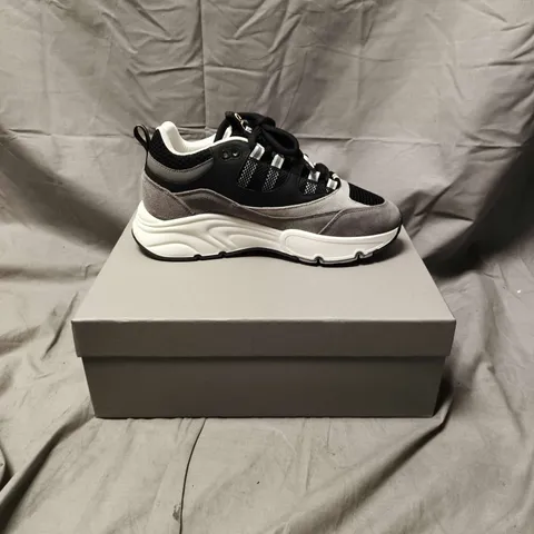 BOXED PAIR OF MEN'S CLEEN'S GREY/BLACK TRAINERS - UK 8