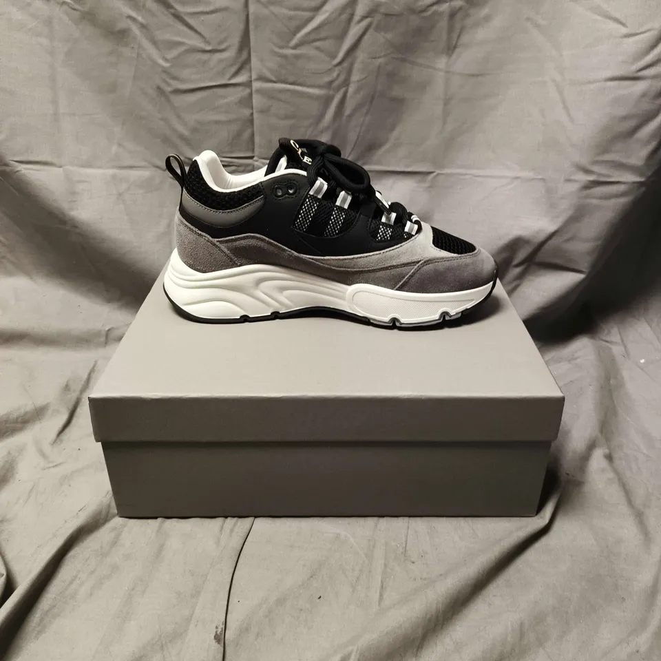 BOXED PAIR OF MEN'S CLEEN'S GREY/BLACK TRAINERS - UK 8