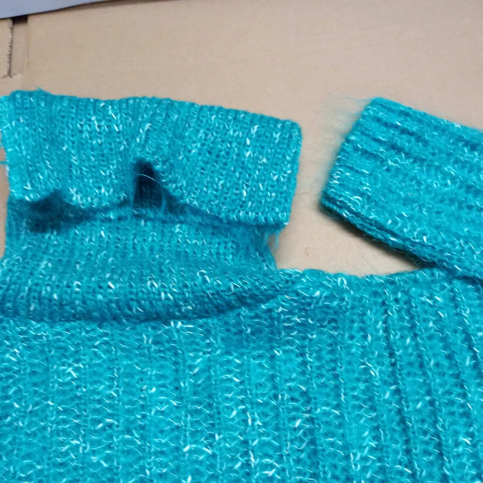 LOT OF APPROXIMATELY 10 AS NEW HIGH NECK GREEN WOOL JUMPER - SIZE UNSPECIFIED
