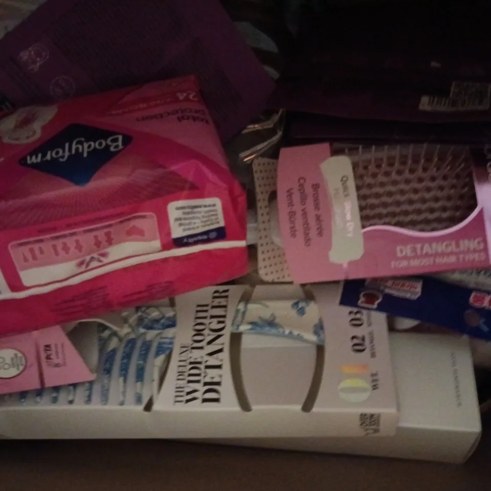 BOX OF APPROXIMATELY 15 ASSORTED COSMETIC ITEMS TO INCLUDE L'OCCITANE, HERBAL ESSENCES, ETC - COLLECTION ONLY