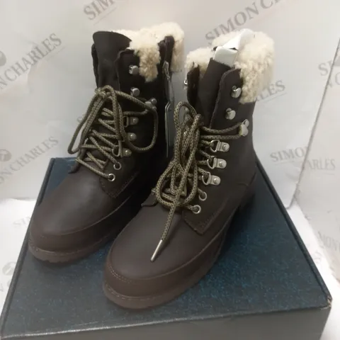 BOXED OKAB WATERPROOF ESPORESSO BOOT - SIZE 7