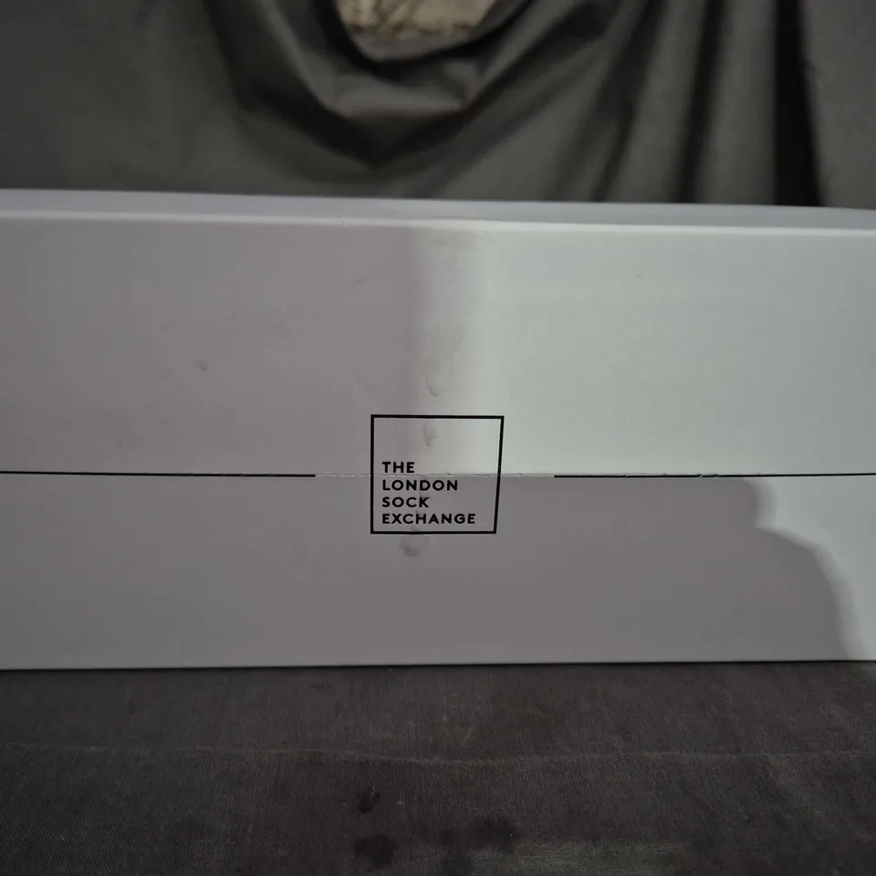 THE LONDON SOCK EXCHANGE LUXURY COMBED COTTON SOCKS – 3-PACK (RED, GREEN, NAVY) - CRICKET THEMED DESIGN - SIZE UNSPECIFIED