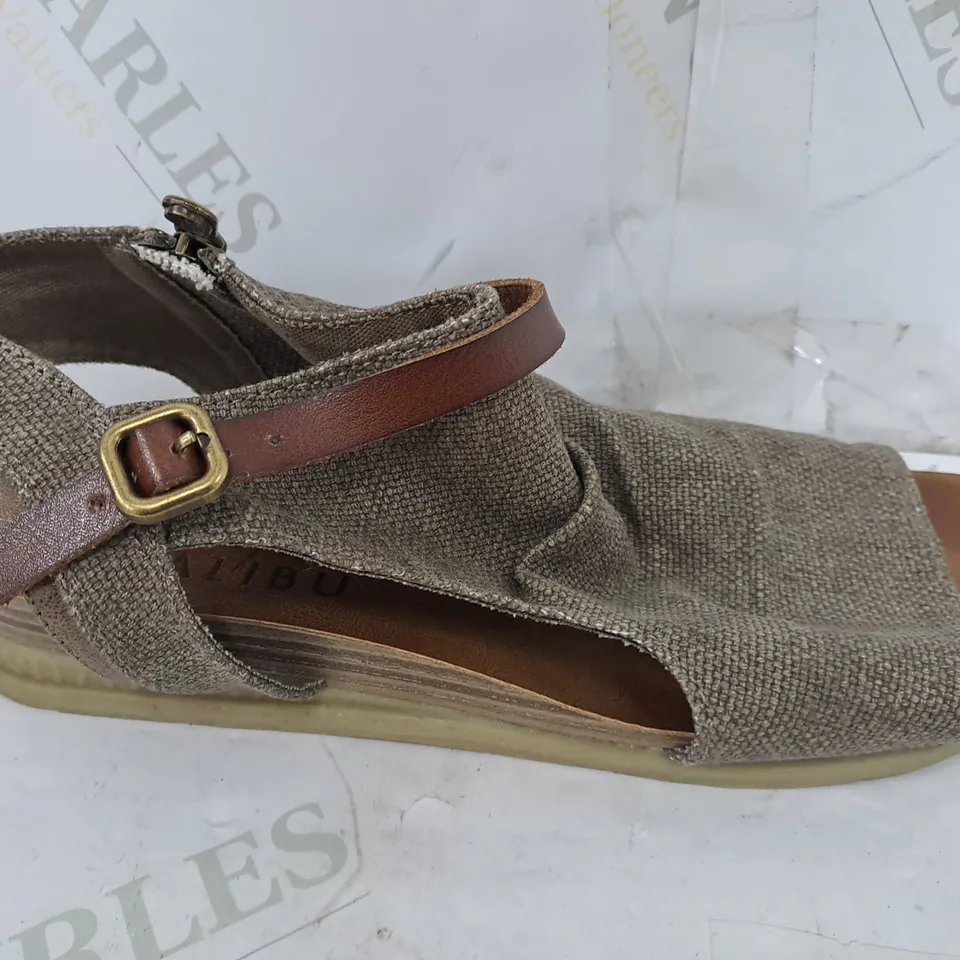 BLOWFISH MALIBU BURNSIDE FLAT SANDAL IN BROWN - SIZE 5