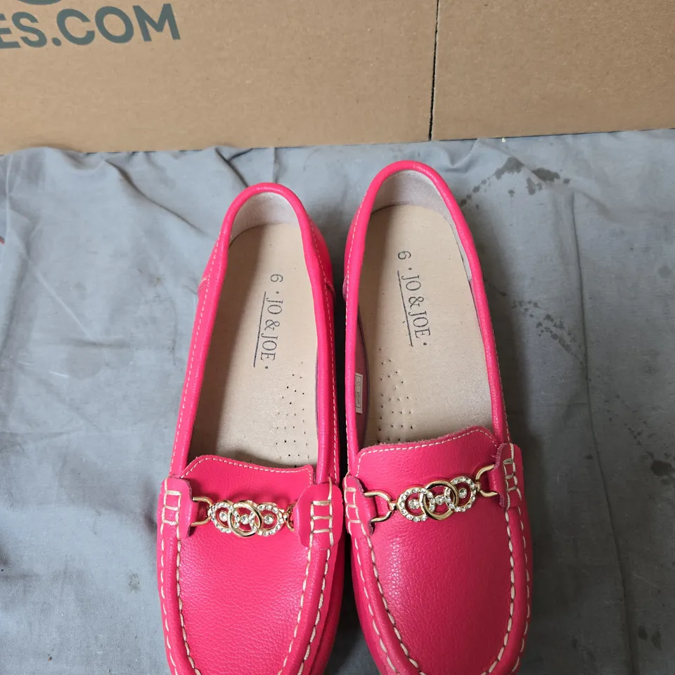 PINK LEATHER SLIP-ON LOAFERS WITH GOLD CHAIN DETAIL – WOMEN’S UK 6 JO AND JOE .