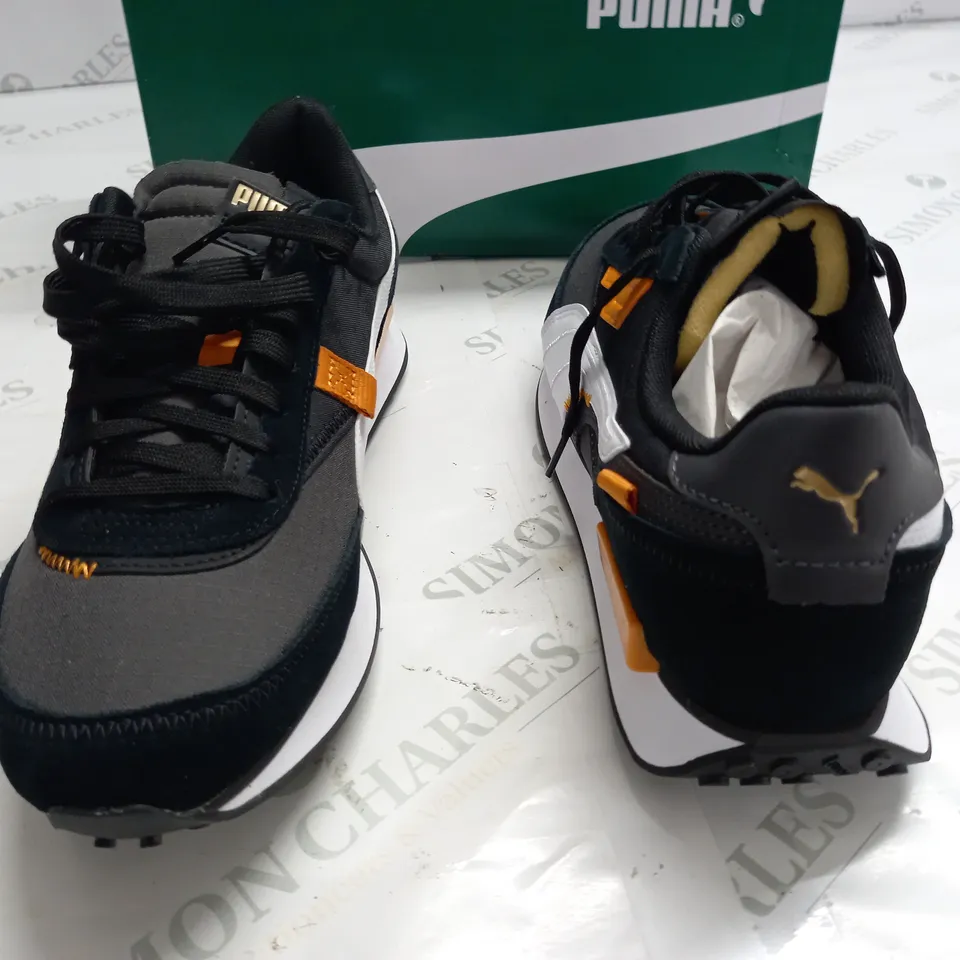 BOXED PAIR OF PUMA RIDER DISPLACED TRAINERS - UK 10