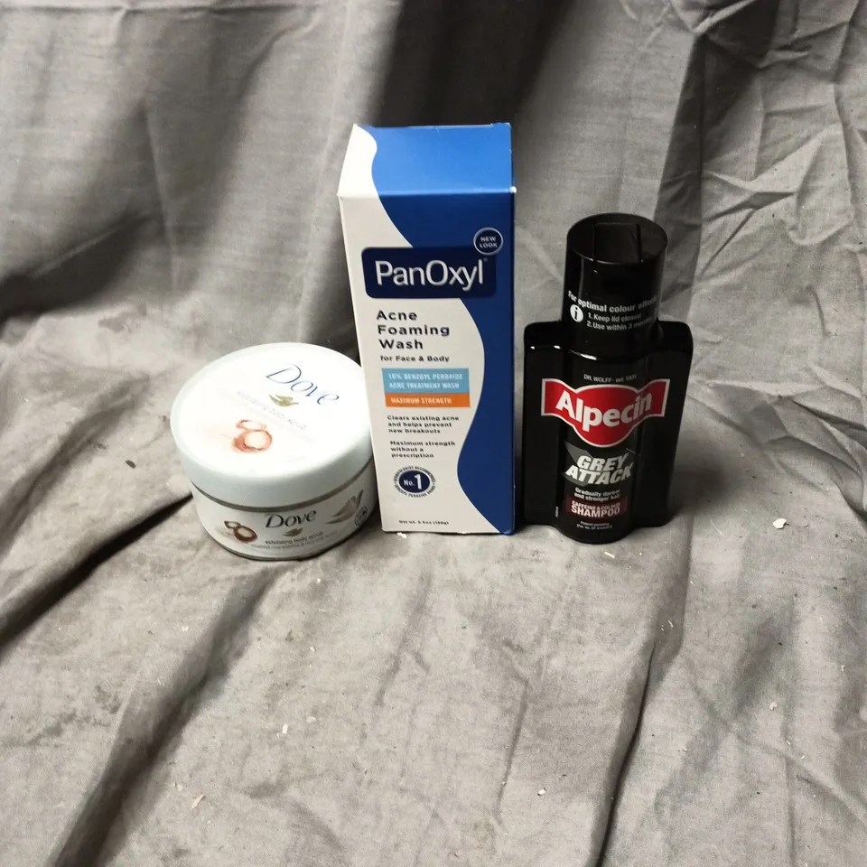 APPROXIMATELY 15 ASSORTED HEALTH AND BEAUTY ITEMS INCLUDING PANOXYL ACNE FOAMING WASH, ALPECIN GREY ATTACK SHAMPOO AND DOVE EXFOLIATING BODY SRUB