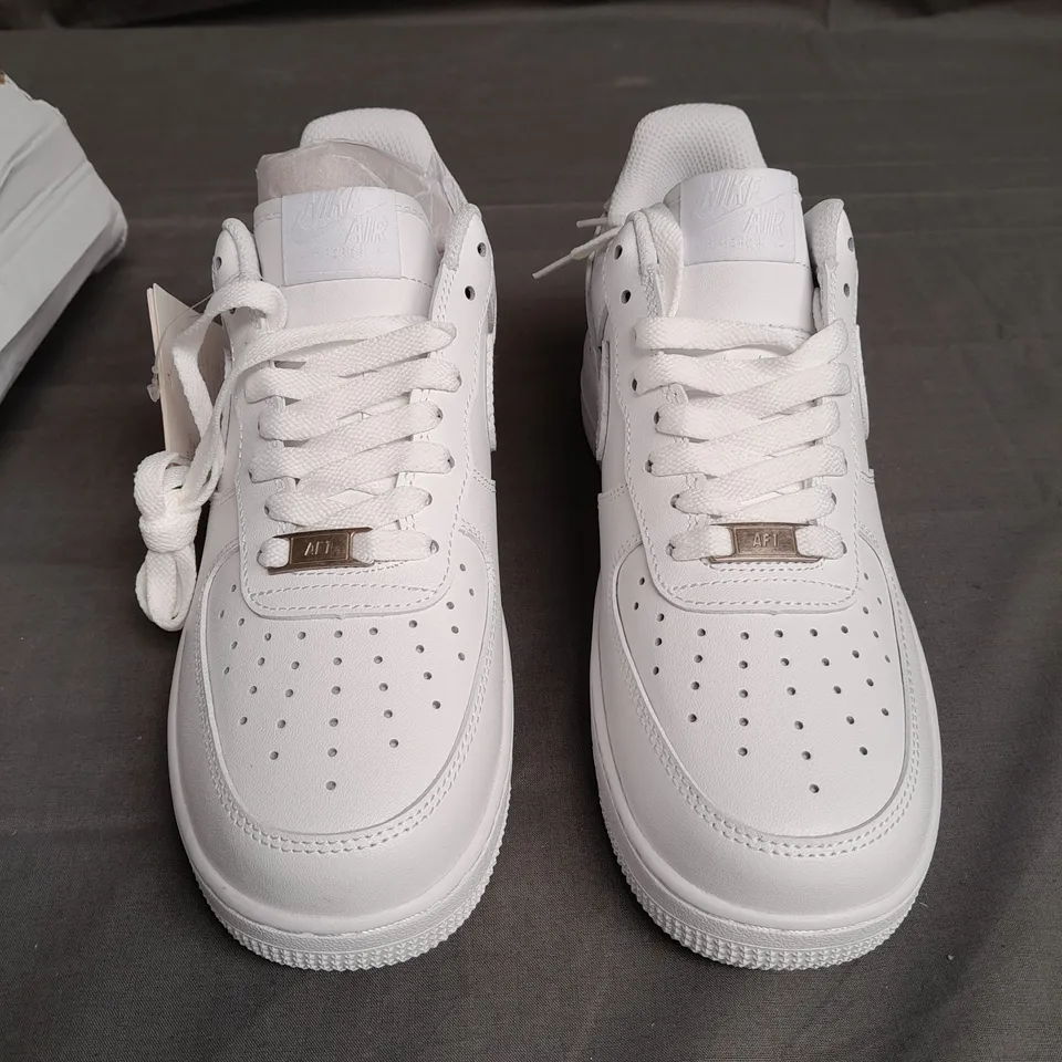BOXED PAIR OF NIKE AIR FORCE 1 '07 WHITE TRAINERS SIZE UK 7
