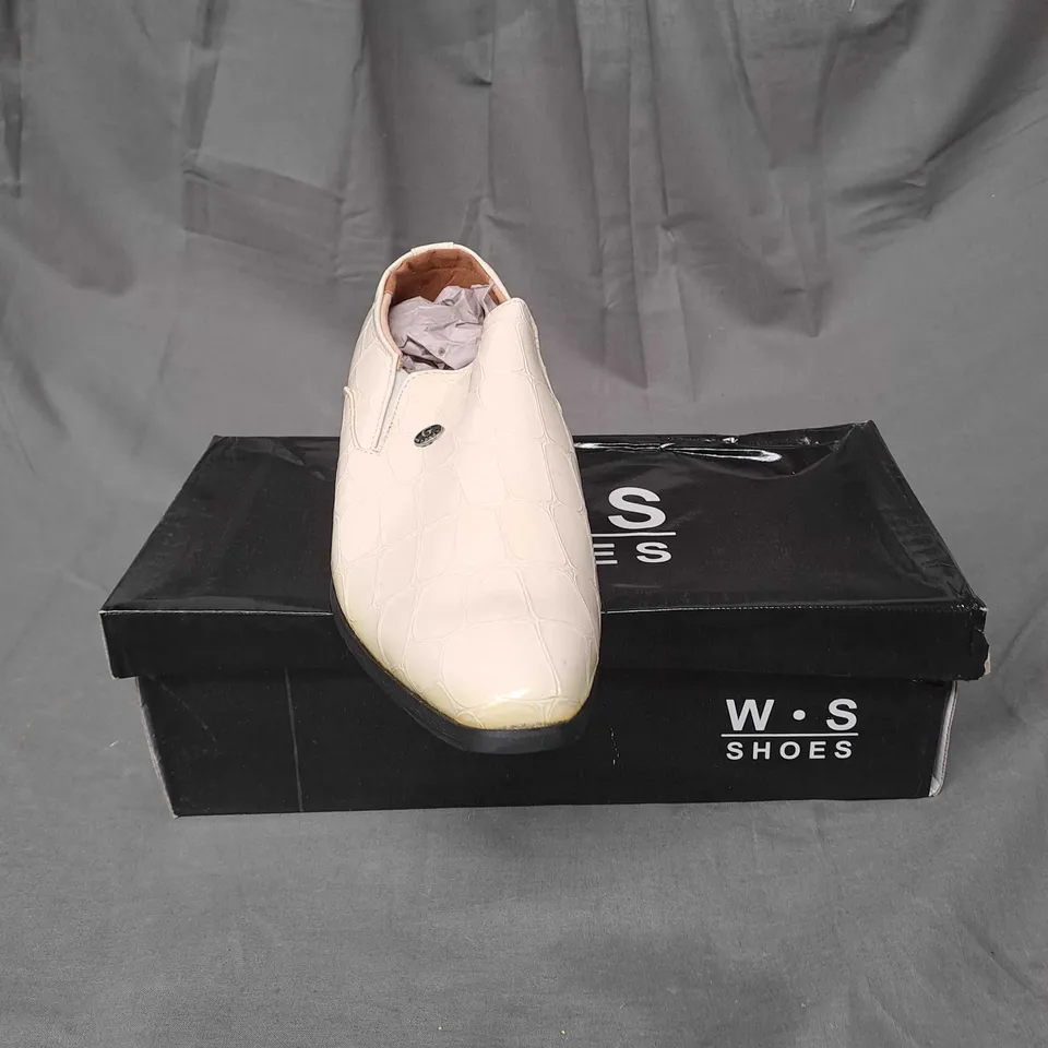 BOX OF APPROXIMATELY 10 PAIRS OF MENS SHOES IN WHITE - VARIOUS SIZES