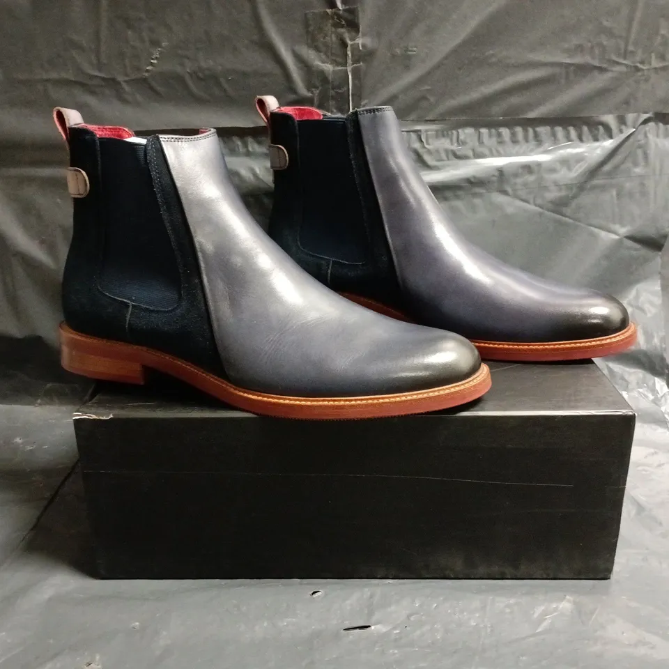 BOXED PAIR OF JUSTIN REESS CHELSEA BOOTS IN NAVY SIZE EU 43