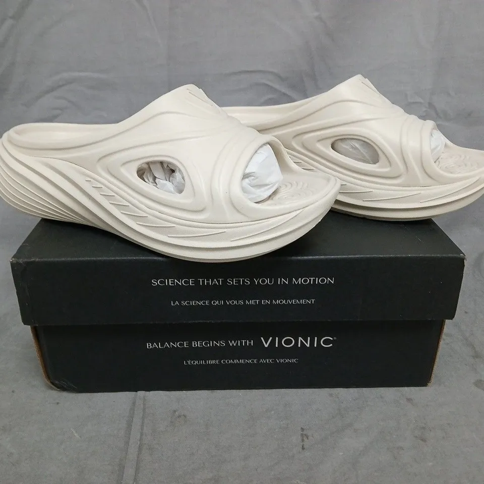 BOXED PAIR OF VIONIC MONSTER COVE SHOES IN CREAM SIZE 6